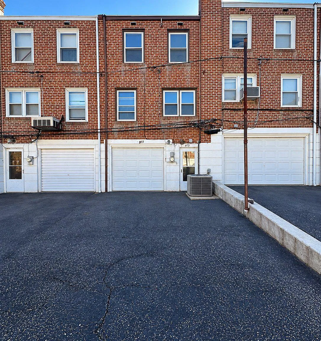 3 bed, 1.0 bath, 1120 sqft, $2,300 — Photo 2