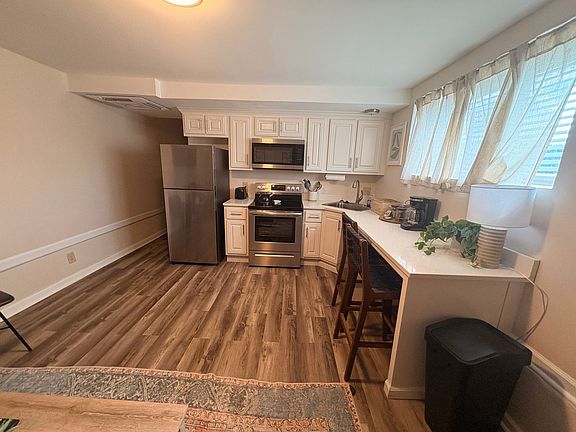 3rd image of 525 W Hancock Ave Unit B