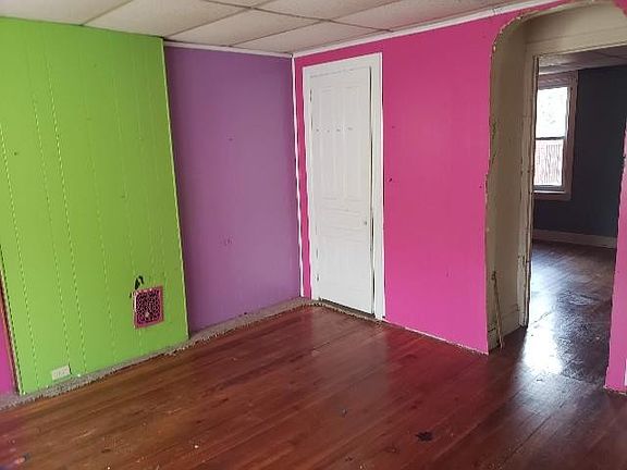 3rd image of 637 W Locust St