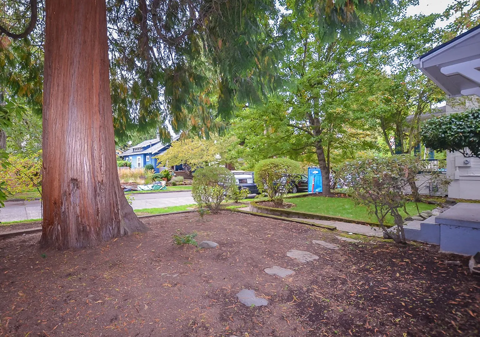 Spacious 4-Bedroom Home with Fireplace & Yard — Photo 2