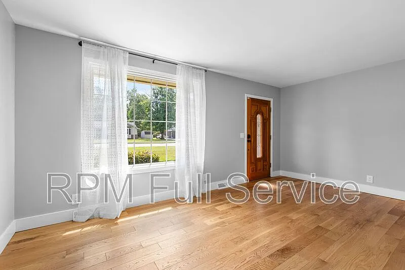 3 bed, 1.5 bath, 1716 sqft, $2,400 — Photo 4