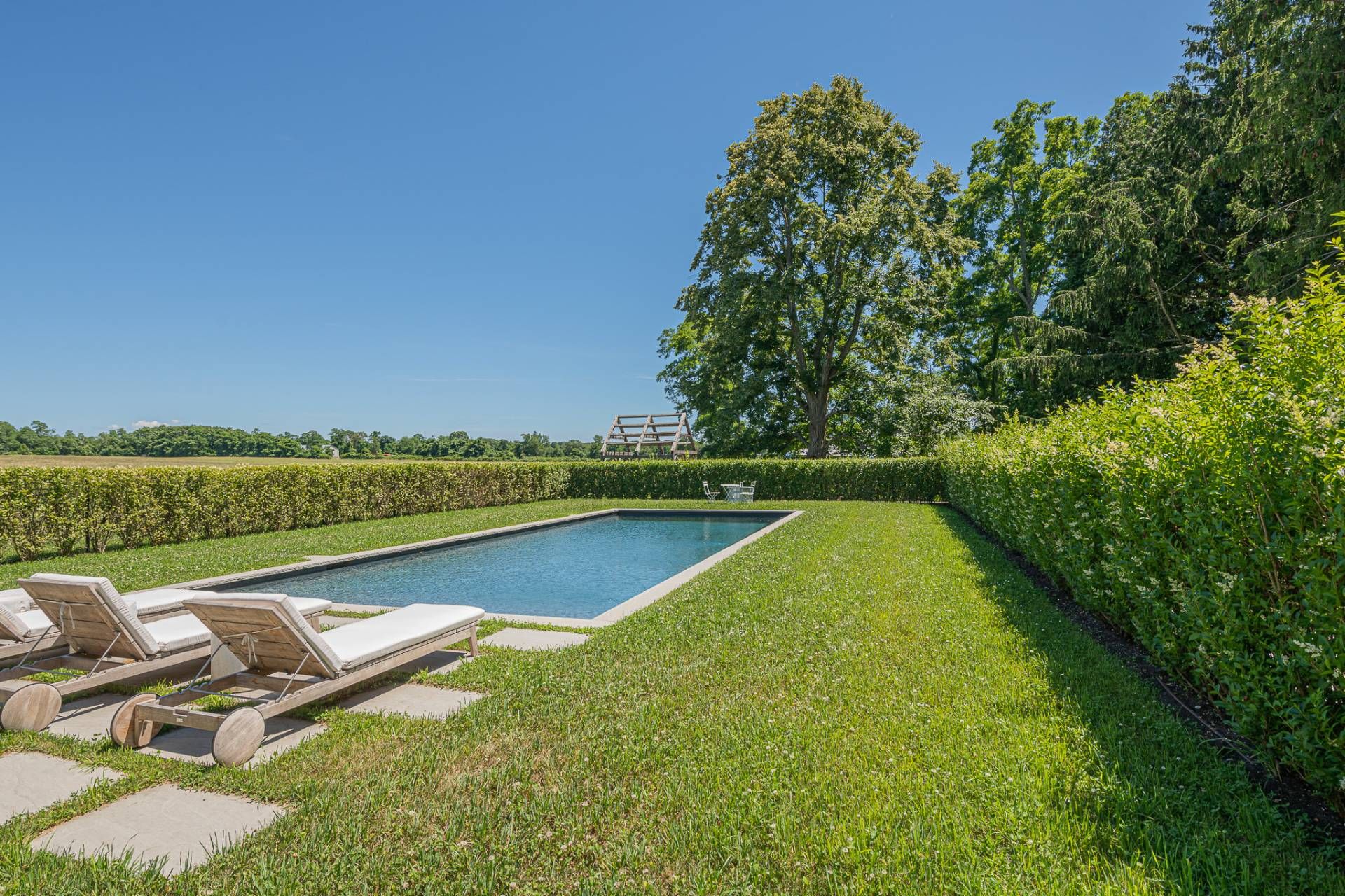 10 & 8 Cobbetts Ln in Shelter Island Out East