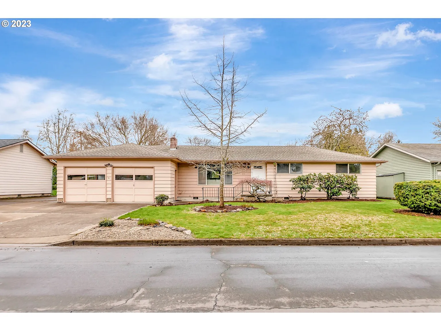 860 Sunview St photo 1