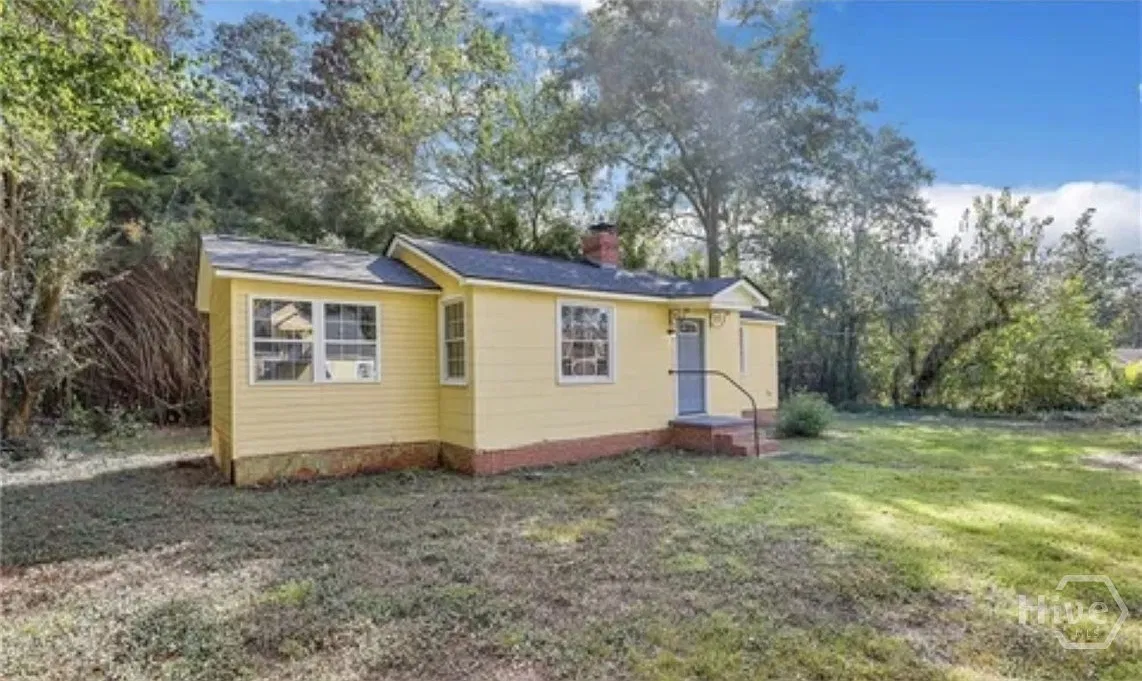 2 bed, 1.0 bath, 870 sqft, $1,385 — Photo 2
