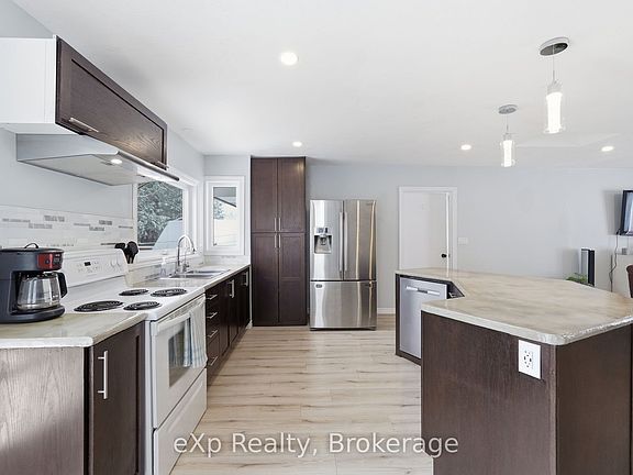 5th image of 60 Main St E