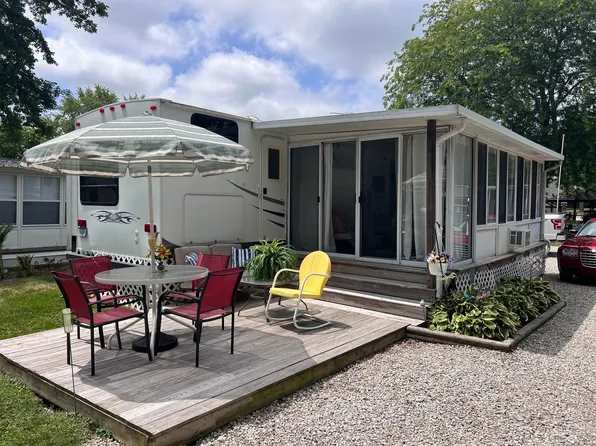 10001 E Goodall Rd #165, Durand, MI 48429