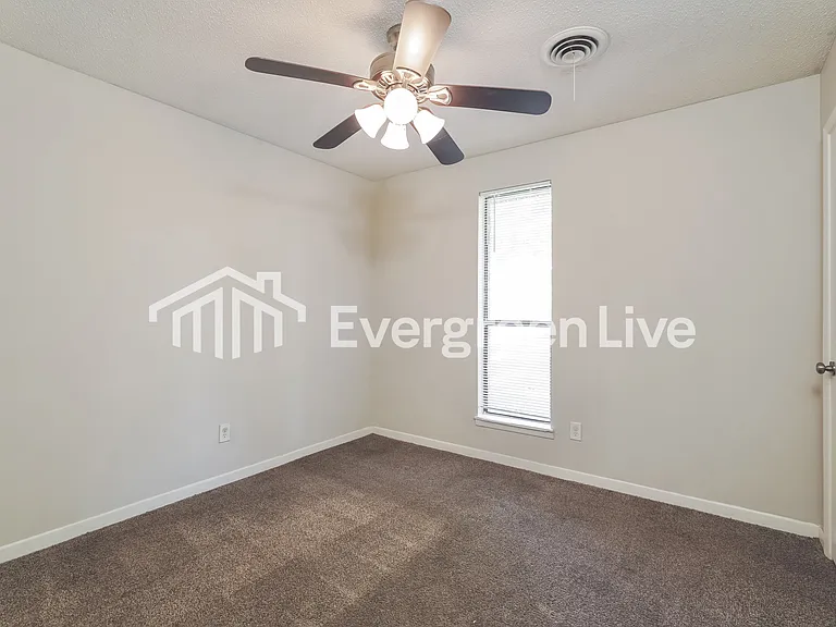 1906 Driftwood Dr — Photo 8
