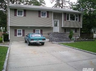 140 Willow St, Central Islip, NY 11722