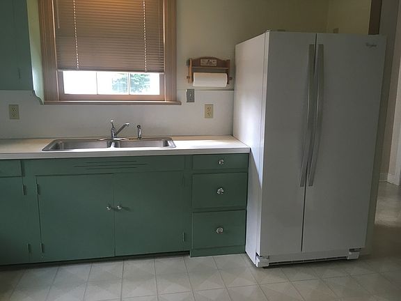 3rd image of 818 Masters Ave