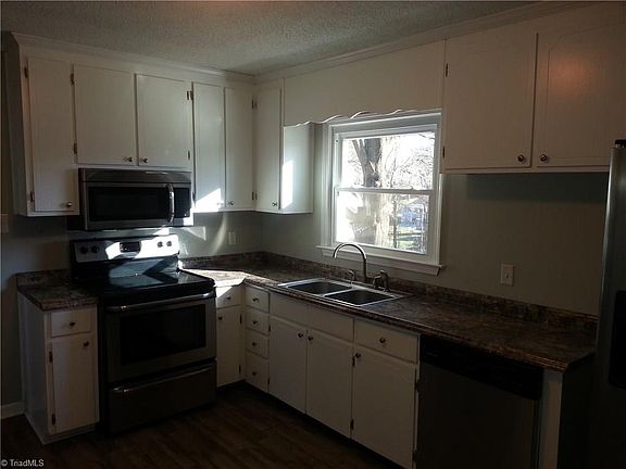 4th image of 206 Bedford Dr