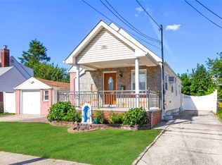 554 N 6th St, New Hyde Park, NY 11040