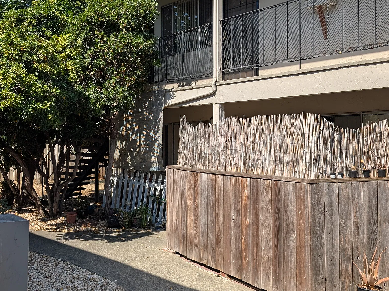272 E K St — Photo 4