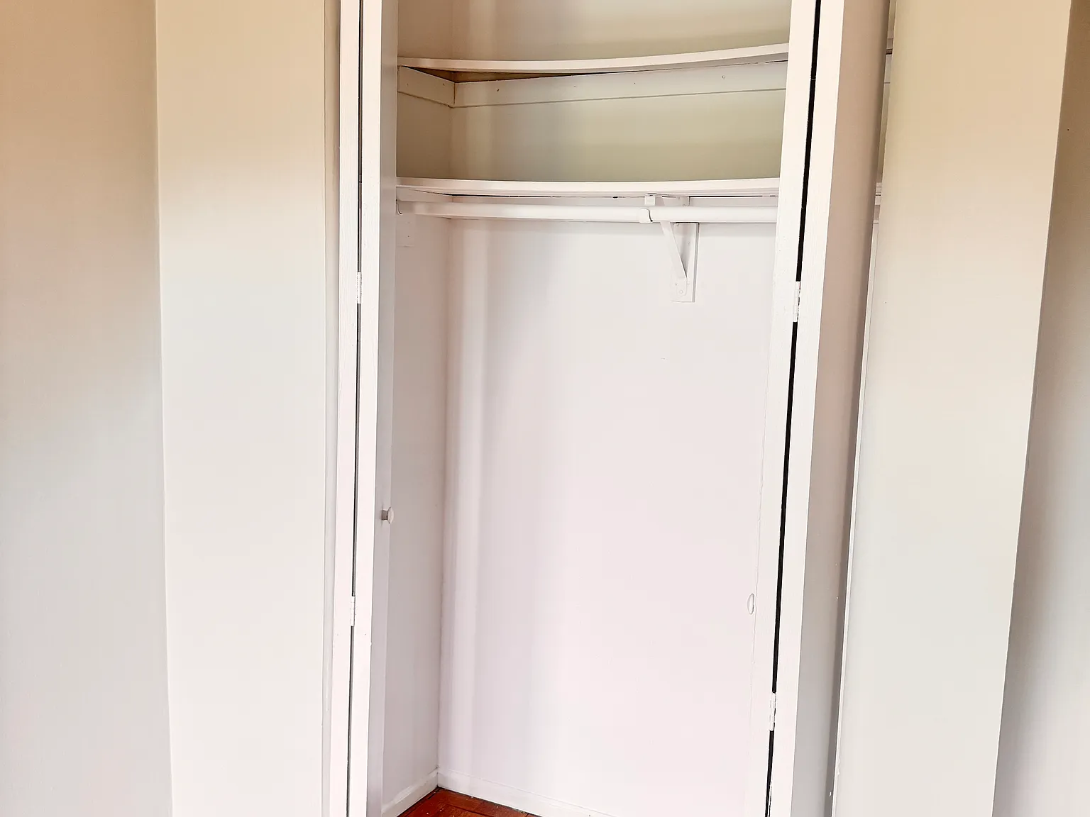 2 bed, 1000 sqft, $3,050 — Photo 4