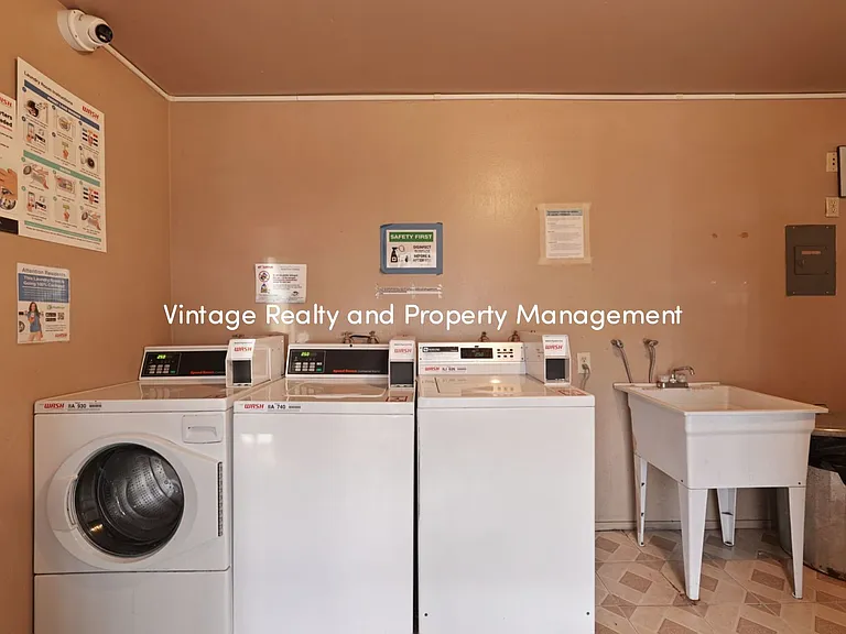 110 E Grove St — Photo 21
