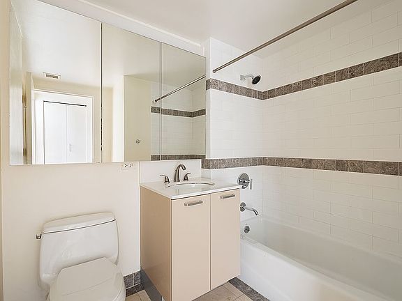 4th image of 425 Main St APT 12B