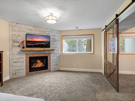 3rd image of 2186 Woodcrest Dr