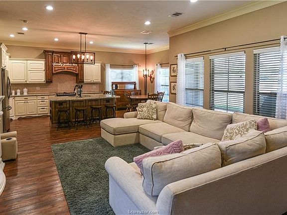 4th image of 1009 Meadow Wood