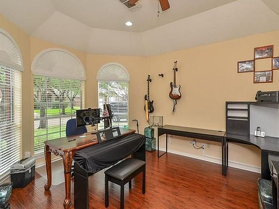3rd image of 122 Chandler Ct