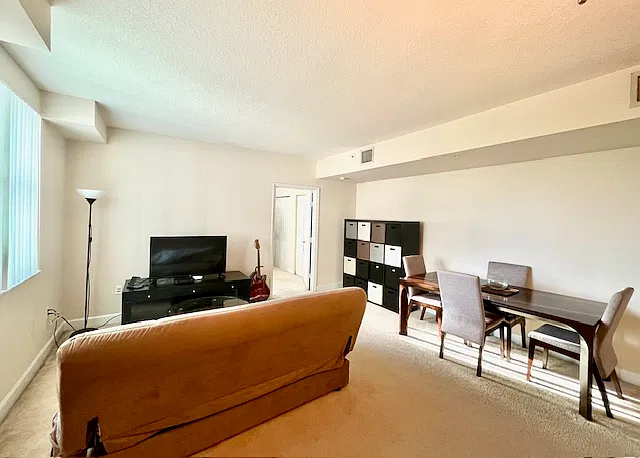 1 bed, 759 sqft, $2,300 — Photo 2