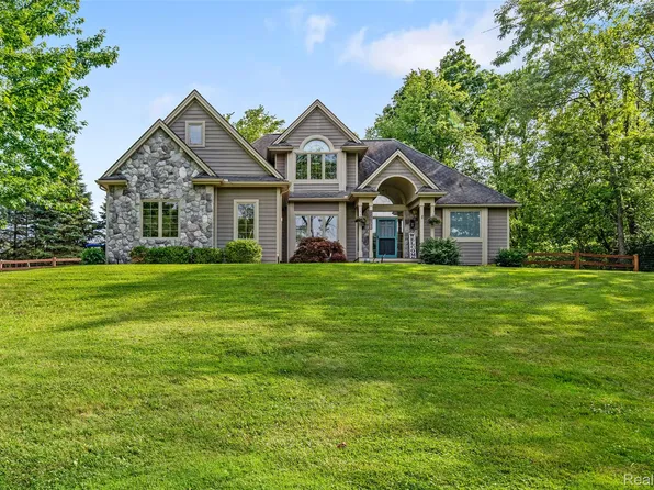 59903 Blue Heron Rd, New Hudson, MI 48165