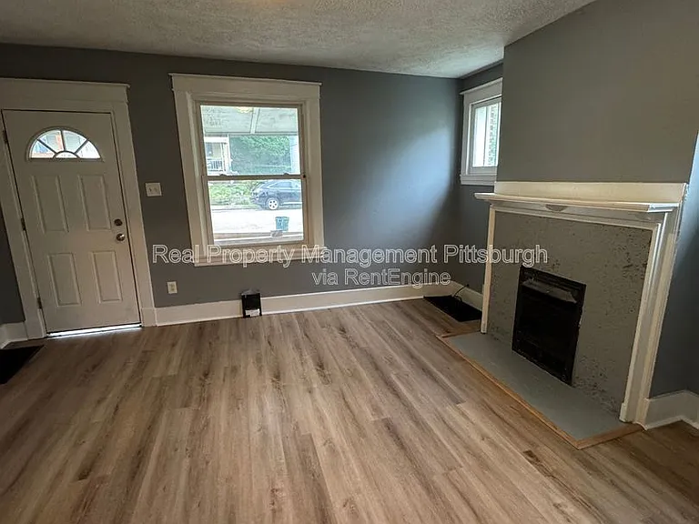 311 W Burgess St #1 — Photo 2