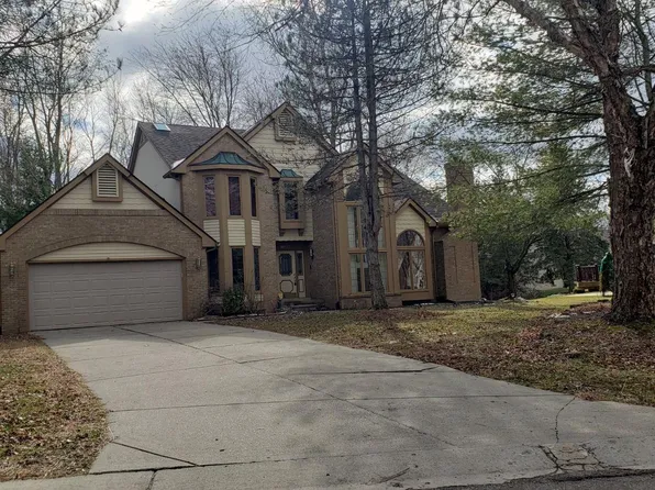 6017 Christina Dr, West Bloomfield, MI 48324