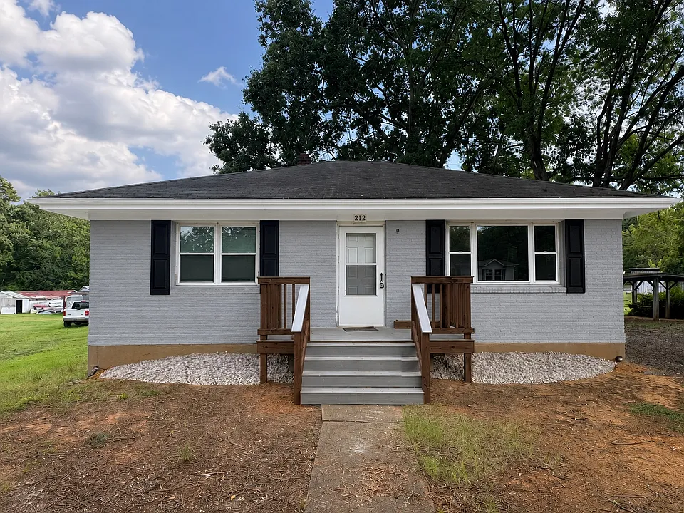 212 Eagle Ln