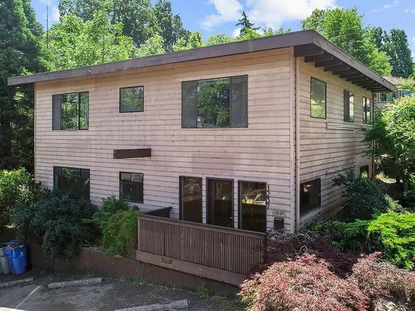 1237 State St, Hood River, OR 97031