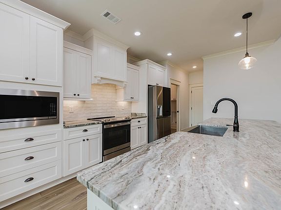 3rd image of 106 Woodwinds Ct