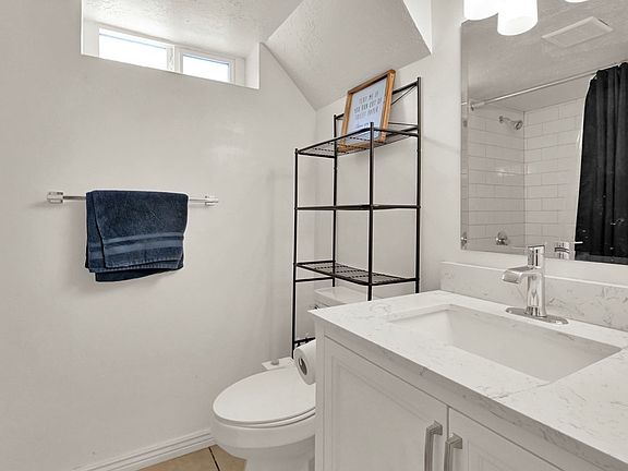 4th image of 848 N Poinsettia Dr #1