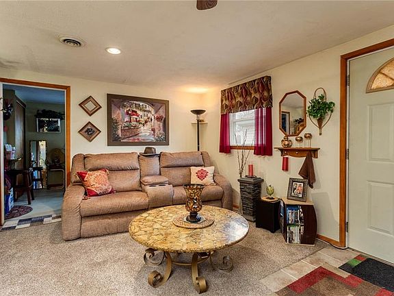 5th image of 141 Larkmont Dr