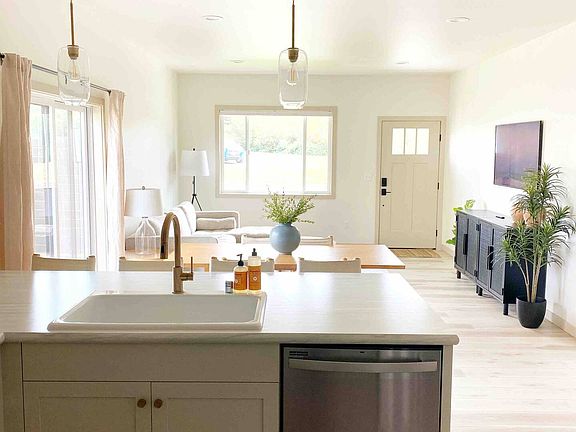 2nd image of 863 Wallowa Dr