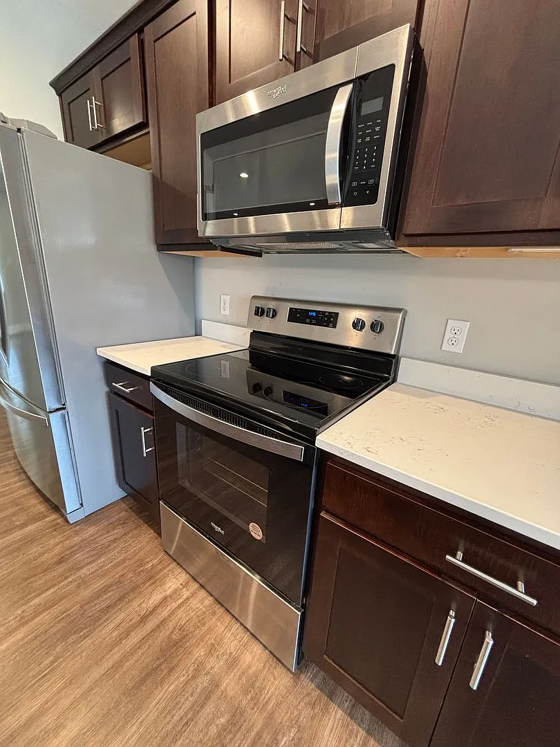 Stunning 3 Bed Townhome with 2 Car Garage in Washington! — Photo 3
