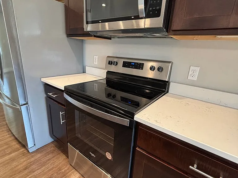 70 Hawthorne Dr — Photo 3