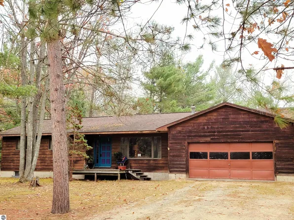 9714 Chateau St, Interlochen, MI 49643