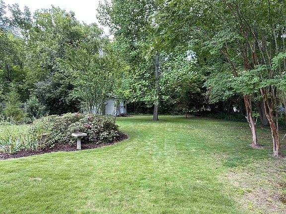 5th image of 139 Applewood Ln