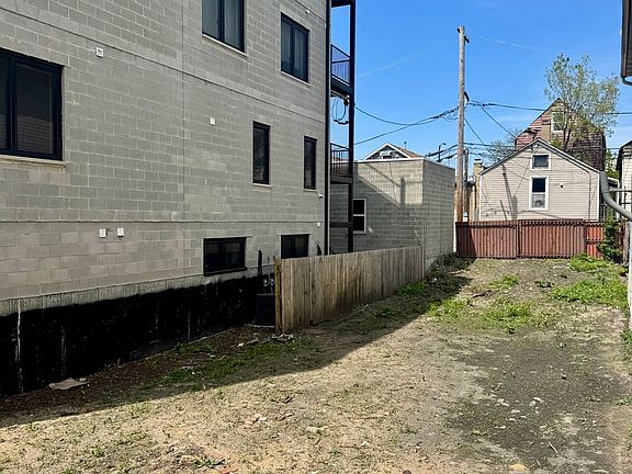 3rd image of 716 W 17th St