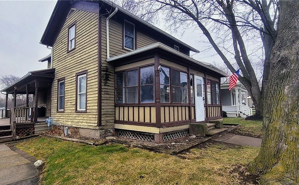 1st image of 305 E Park St
