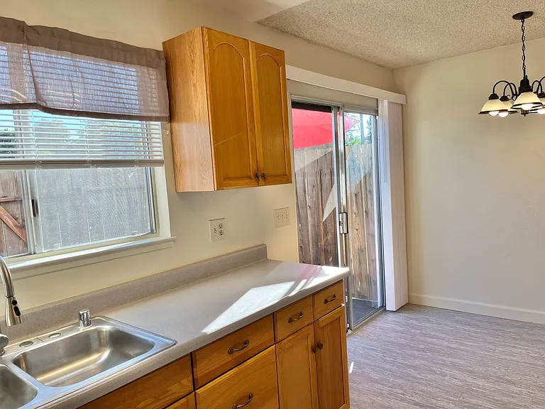 202 E J St #6 — Photo 7