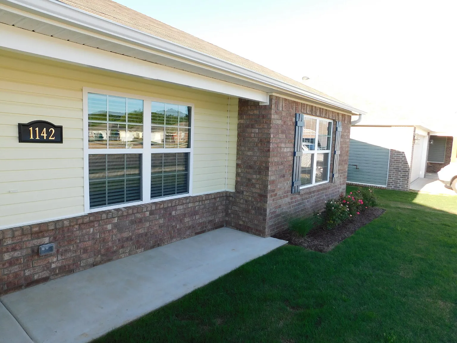 3 bed, 2.0 bath, 1422 sqft, $1,600 — Photo 2