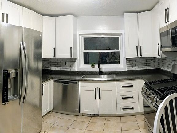 2nd image of 912 N Lee St APT B