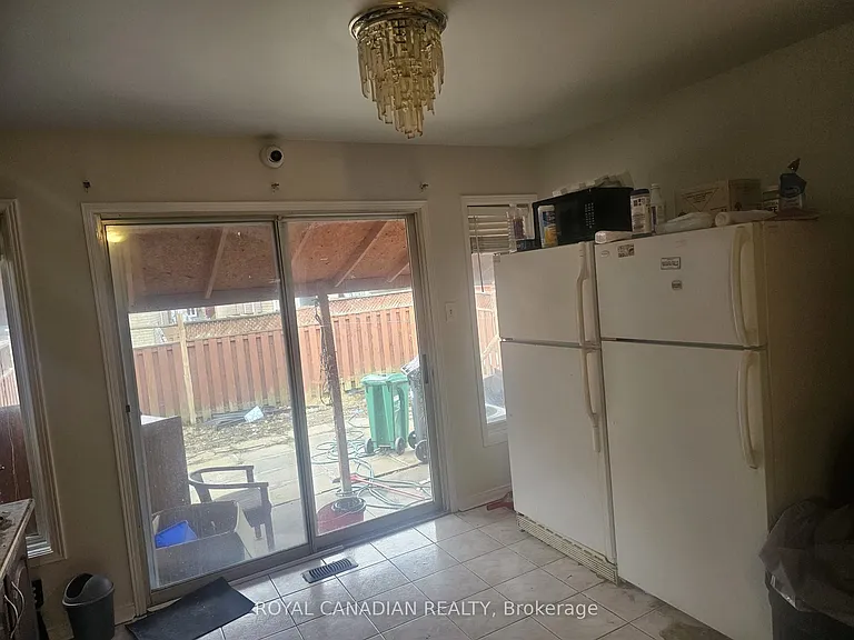 112 Lauraglen Cres — Photo 24