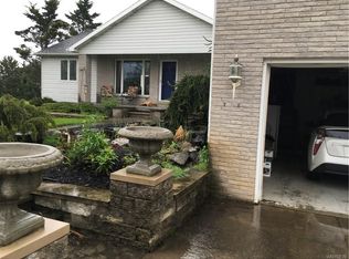 6359 Riddle Rd, Lockport, NY 14094