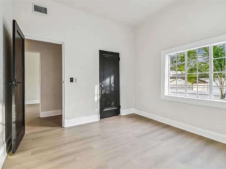 2102 W La Salle St — Photo 38