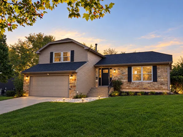 310 Crestwood Ct, Algonquin, IL 60102