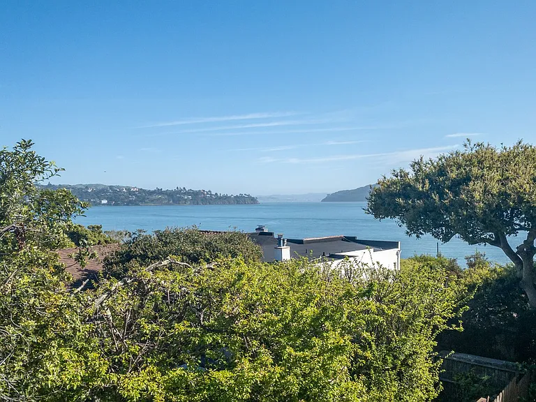 Stunning, Fully Remodeled Jr. 1bd/1ba! Remodeled! Private Deck! Parking! Laundry! Progressive! — Photo 2