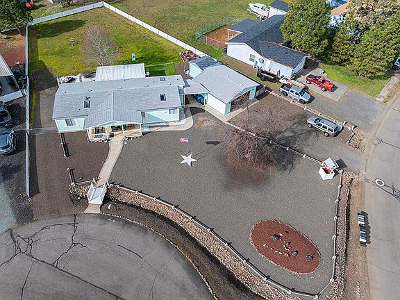 2nd image of 104 Hart Cir