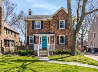 1444 Yorkshire Rd, Grosse Pointe Park, MI 48230