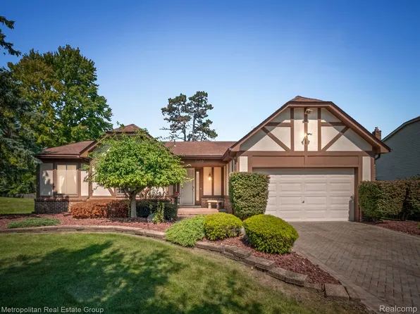 24055 Hickory Grove Ln, Novi, MI 48375