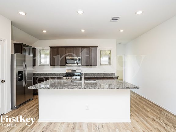 5th image of 7518 Oakmont Ave